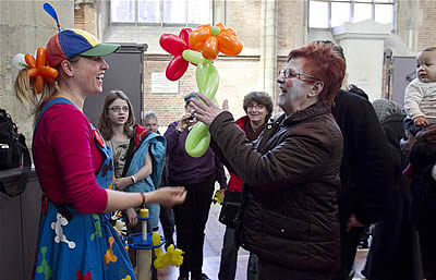 Niet alleen de kleintjes genoten van clown Bloony - foto: Peter van Mulken