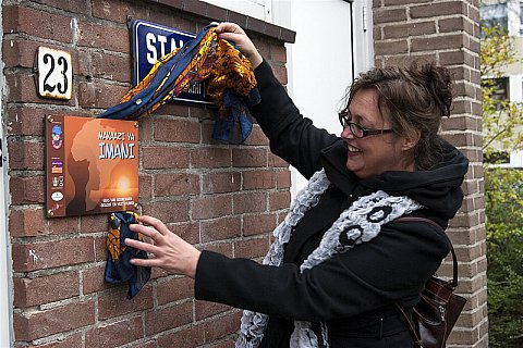 Wethouder Roos van Gelderen verricht de broodnodige openingshandelingen voor het nieuwe opvanghuis - foto: Melle van der Wildt